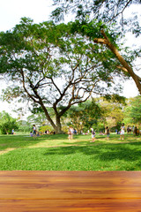 Obraz premium Wooden empty table top on of blurred background
