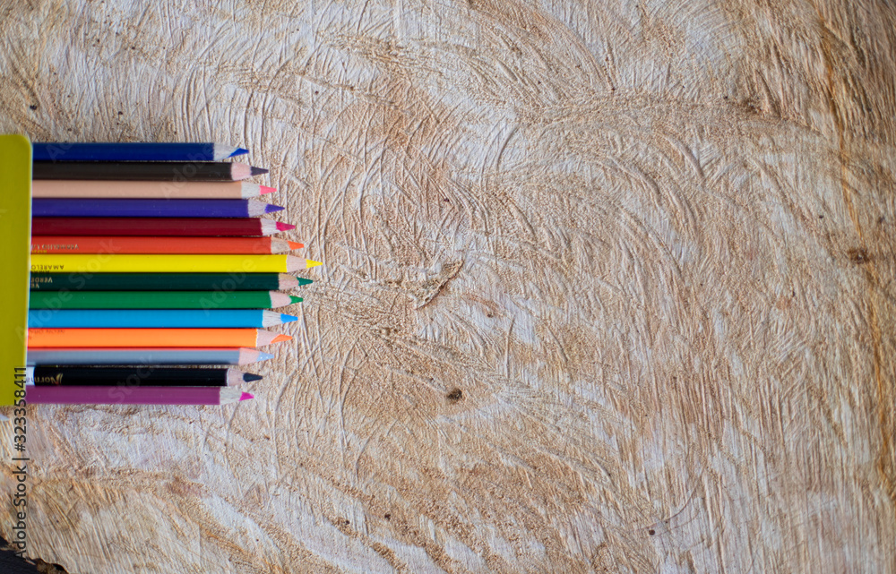 Wall mural lápices de colores sobre una tabla de madera, para diapositivas