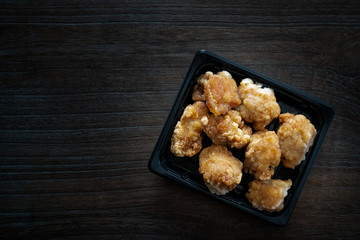 スーパーマーケットのお惣菜の鶏の唐揚げ