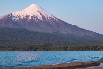 Volc&aacute;n Osorno de fondo en el atardecer y lago Llanquihue