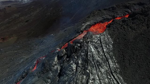 Lave liquide a la sortie du cratere