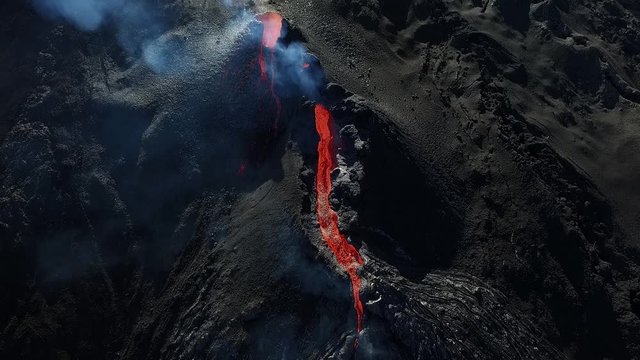 Vue descendante sur la sortie de la lave du cratere