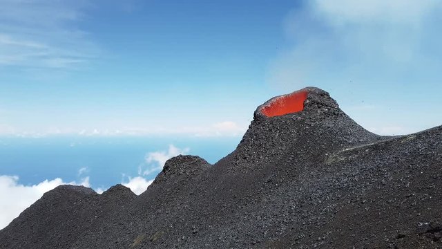 Piton de la fournaise 10 fev 2020 sur ciel bleu
