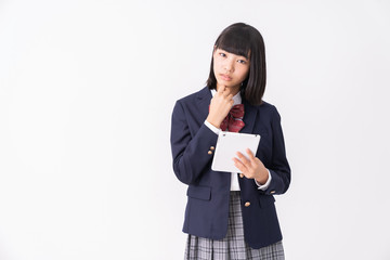 タブレットを見る女子学生　考える