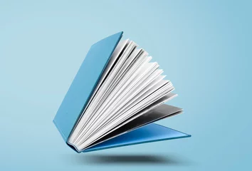 Großes gebundenes Buch mit offenen Seiten © Zarya Maxim