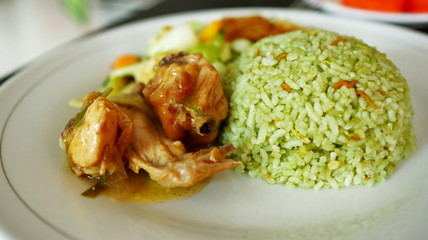 Fried rice with green seasonings, use side dishes of vegetables, chicken and fried noodles
