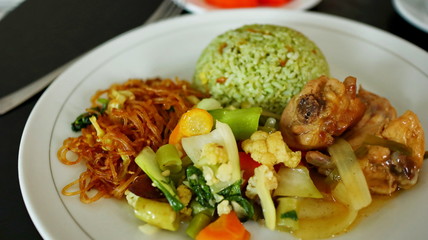 Fried rice with green seasonings, use side dishes of vegetables, chicken and fried noodles