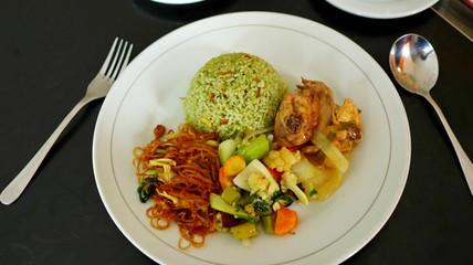Fried rice with green seasonings, use side dishes of vegetables, chicken and fried noodles