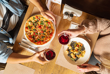 friends eating in the cafe