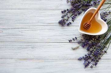Bowl of honey with lavender - obrazy, fototapety, plakaty