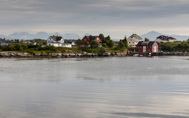 Obraz premium Little norwegian fishing village landscape, mountains in the background