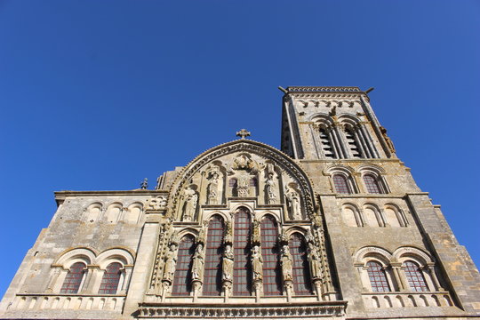 Fa&ccedil;ade de la basilique de V&eacute;zelay vue de face en contreplong&eacute;e