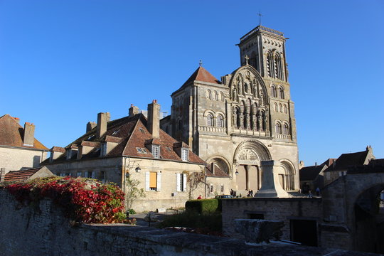 V&eacute;zelay : fa&ccedil;ade de la basilique (vue panoramique)