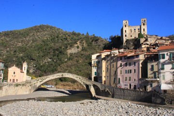 le vieux pont et le château de Dolceacqua