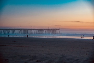 Fototapeta premium sunset over the wooden pier of Pismo Beach California