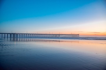 Obraz premium sunset over the wooden pier of Pismo Beach California