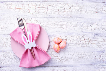 Naklejka premium Easter table setting in pink color