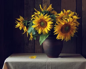Foto op Plexiglas boeket zonnebloemen in een kleikruik © MaskaRad