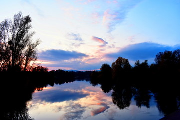 Obraz premium Sonnenuntergang und Wasserspiegelung