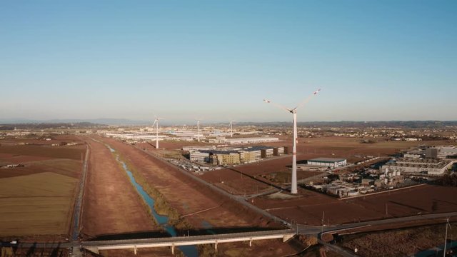 Parco eolico in citt&agrave; per il rifornimento elettrico