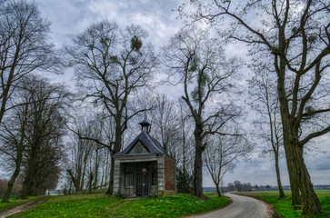 Fototapeta na wymiar Kleine Kapelle am Wegrand in Angermund