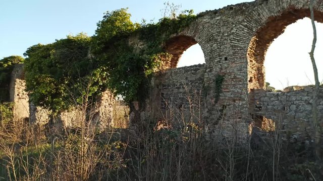 panoramica di un antico acquedotto romano