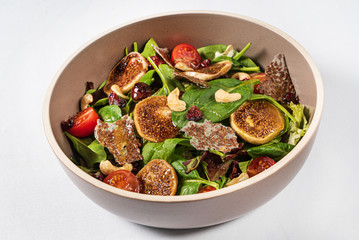 salad with spinach, dried figs and cashew nuts