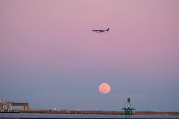 満月と飛行機