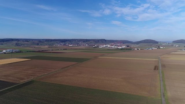 le train traverse les &eacute;tendues agricoles
