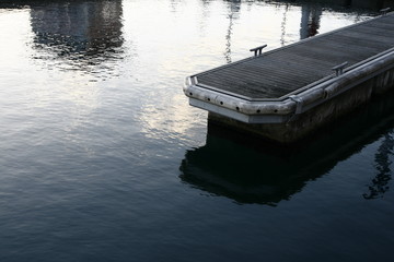 Naklejka premium Flowing wooden deck on a calm sea at Darling Harbour, Sydney Australia