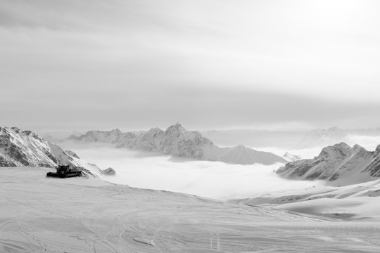 Pistenfahrzeug Pistenraupe auf dem Gletscher