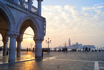 Wundervoller Sonnenaufgang auf dem Markusplatz in Venedig