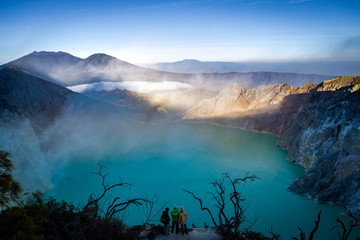 Fototapeta premium people standing on the edge of the lake in vulcano ijen