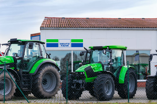 Deutschland , Luckau , 15.02.2020 , Händler für Traktoren der Marke Deutz Fahr