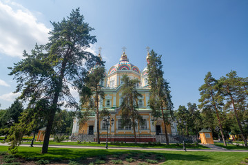 Obraz premium Ascension Cathedral / Zenkov Cathedral In Panfilov Park On An Overcast Day In Almaty The Former Capital City of Kazakhstan, Central Asia