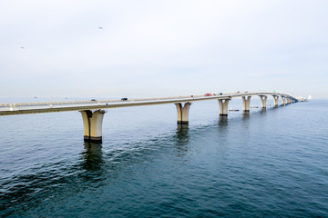 Obraz premium 早朝の東京湾アクアライン