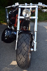 Vorderrad Motorrad mit Lenker und Helm