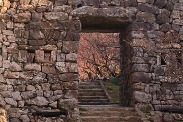 城門の中に見えたピンクの桜