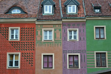 Fototapeta na wymiar kolorowe fasady kamienic na poznanskim rynku, polska