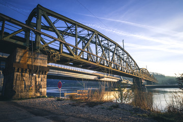 Brücke im Sonnenaufgang