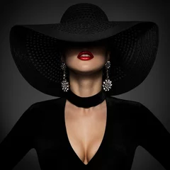 Papier Peint photo Femme Mannequin en robe noire sexy, beauté de la femme élégante au visage couvert de chapeau à large bord large