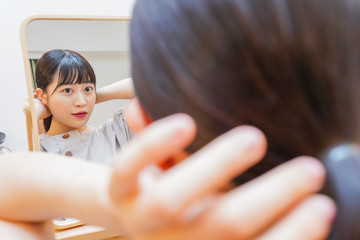 髪のセットをする若い女性