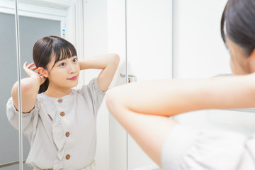 髪のセットをする若い女性