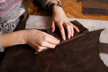  In workroom girl&#39;s hands makes purse.
