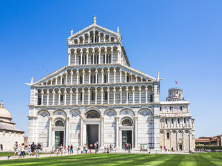 Fototapeta premium View of the tourists in front of the Pisa tower and the Pisa Cathedral