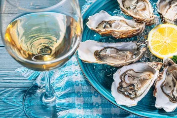 Rolgordijnen Fresh oysters with lemon ice and white wine. © Mikhaylovskiy 