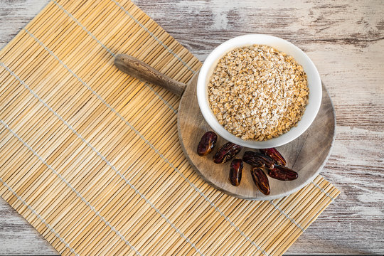 Bol de avena con d&aacute;tiles