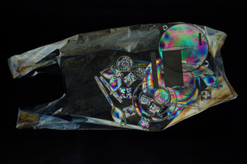 Polarised plastic items arranged on multi-plane