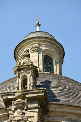 Fototapeta na wymiar Enclos paroissial de Pleyben dans le Finistère en Bretagne son église, sa porte triomphale et son ossuaire
