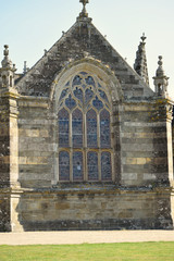 Enclos paroissial de Pleyben dans le Finistère en Bretagne son église, sa porte triomphale et son ossuaire